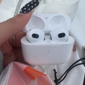 Apple White Wireless Earbuds with Case